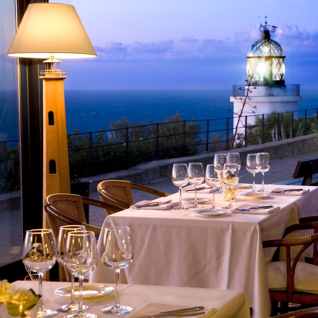 Cenar y dormir bajo las estrellas: 10 hoteles-faro para ver los crepúsculos más bellos en España