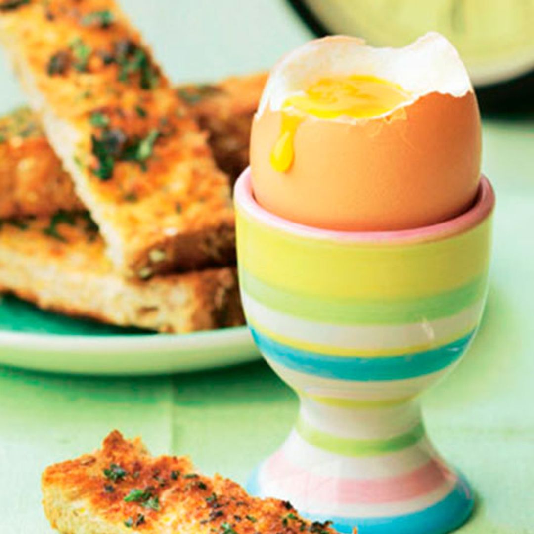 Huevo cremoso con picatostes de albahaca fresca
