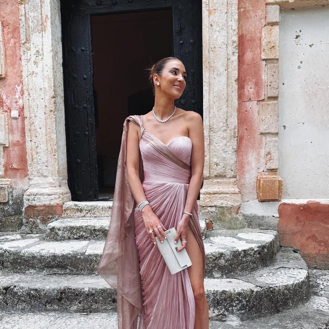 Alice Campello se rinde al color que potencia el bronceado con un precioso vestido de invitada de 2600 euros