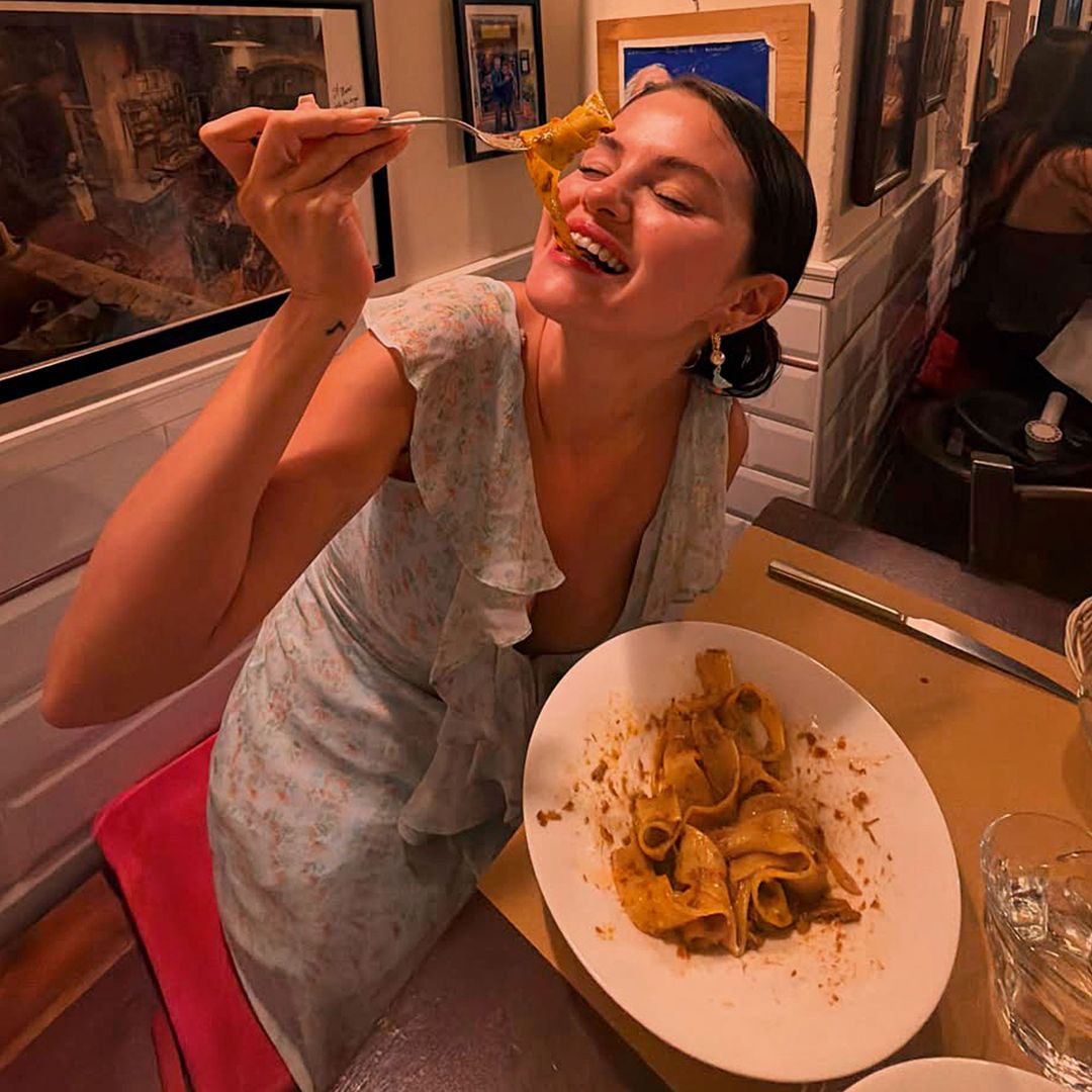 Un retrato de Selena Gómez disfrutando de pasta italiana