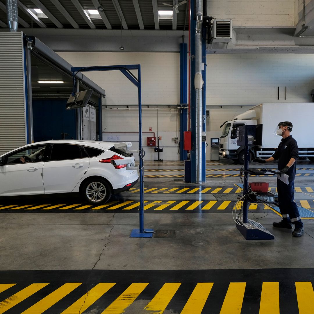 De la LVV a la MDF: La lista de coches que deben pasar la ITV obligatoria por primera vez en 2026