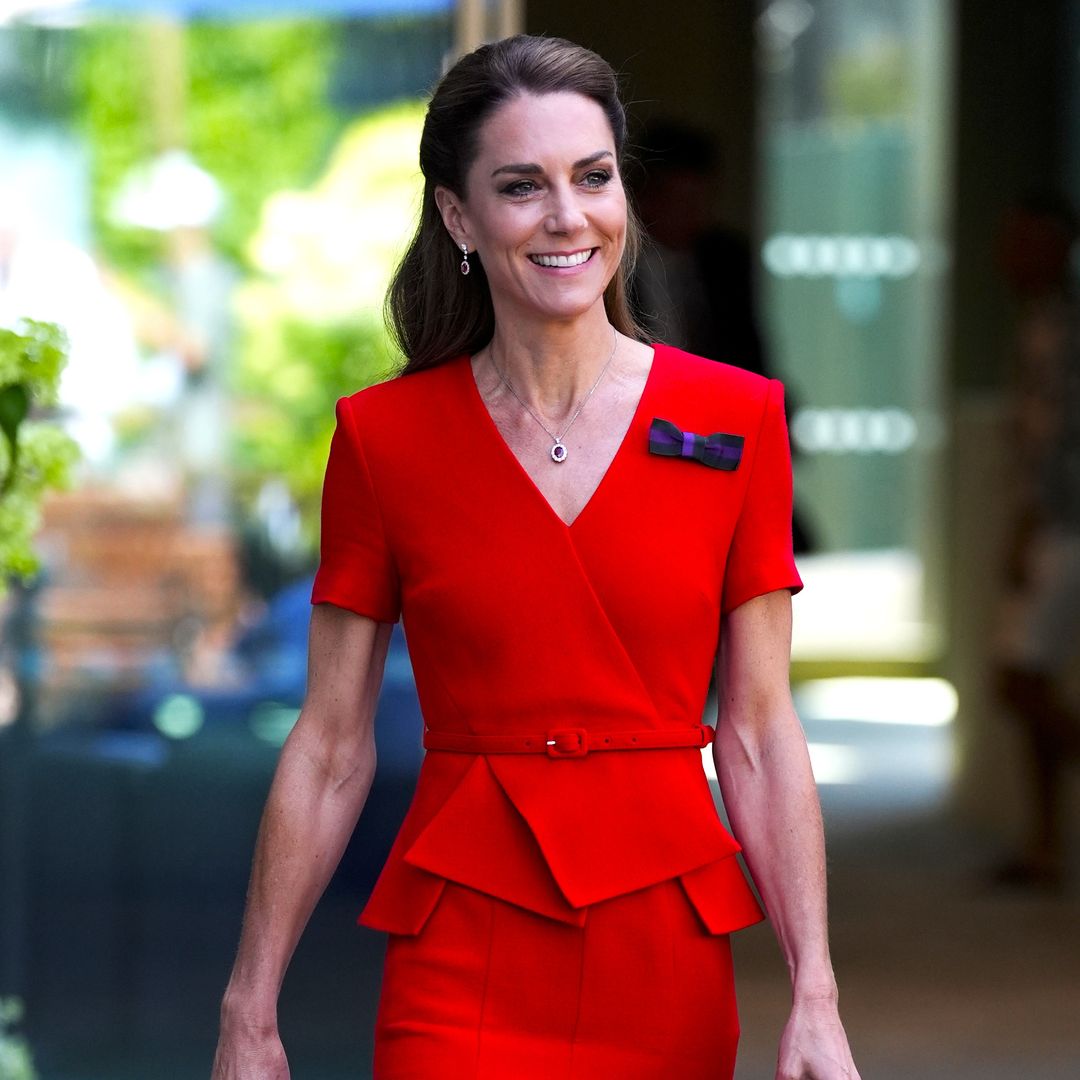 Kate Middleton reaparece por sorpresa en la final femenina de Wimbledon con un vestidazo rojo y el detalle que solo puede llevar ella