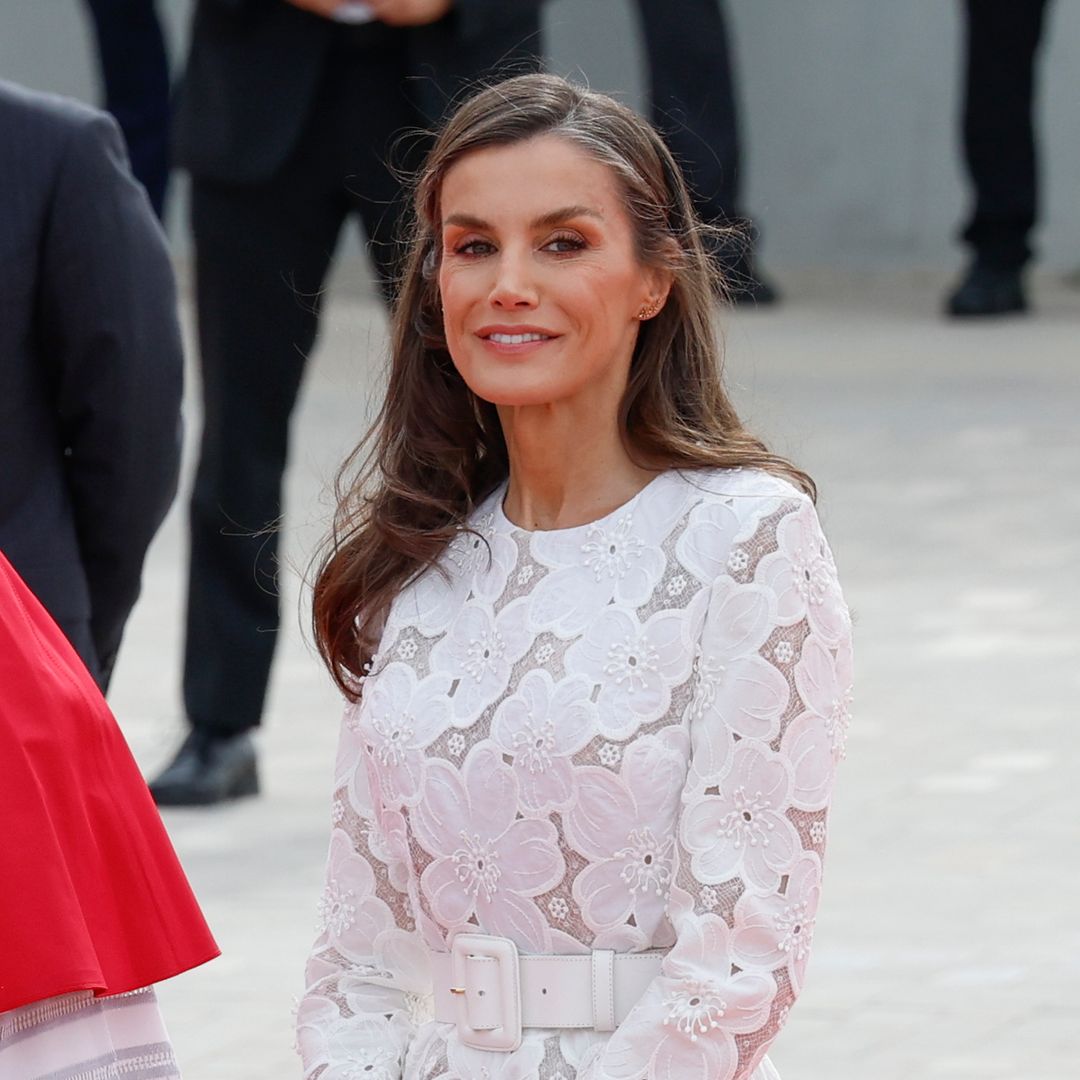 La reina Letizia, fiel al privilegio del blanco con su vestido de encaje que triunfó en Egipto y sin mantilla