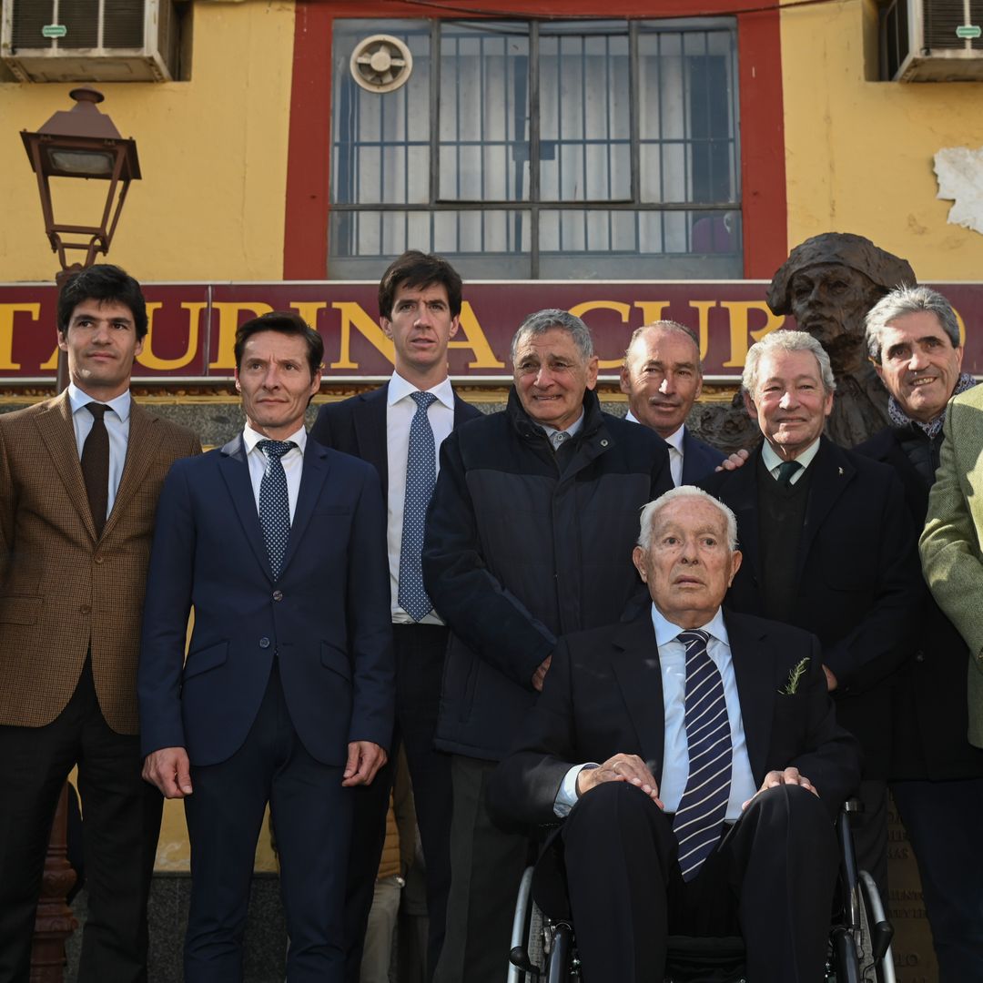 El mundo del toreo homenajea Curro Romero: la emoción del maestro al inaugurar un busto en su honor