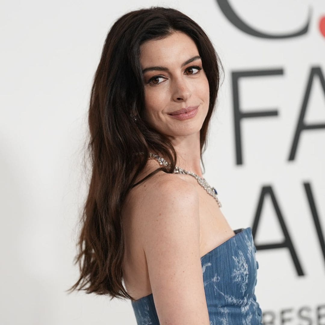 Anne Hathaway recupera el look 'denim' más comentado de Britney Spears