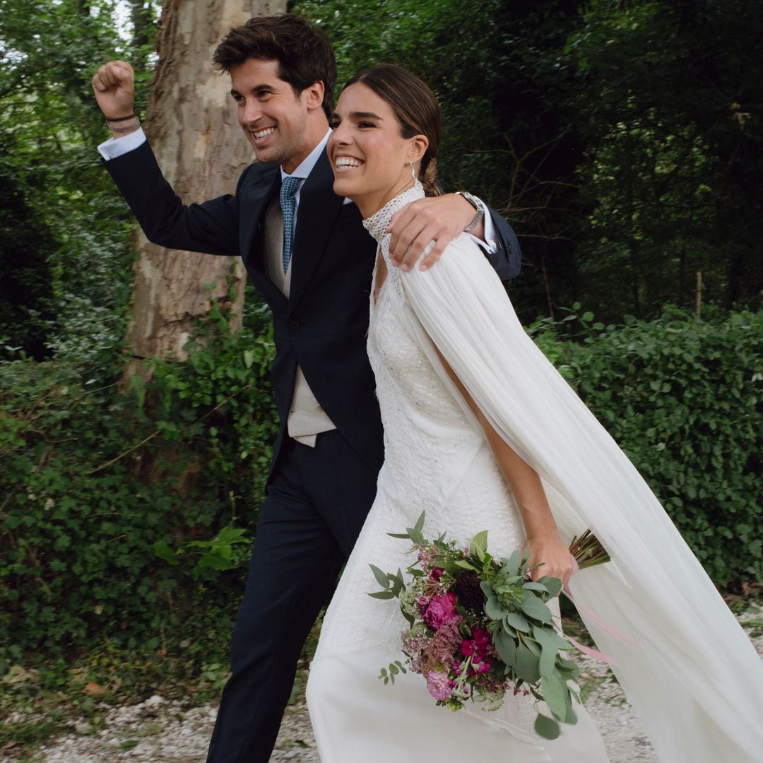 Patricia, la novia del vestido con bordados y la capa de rejilla que celebró su boda en Pamplona