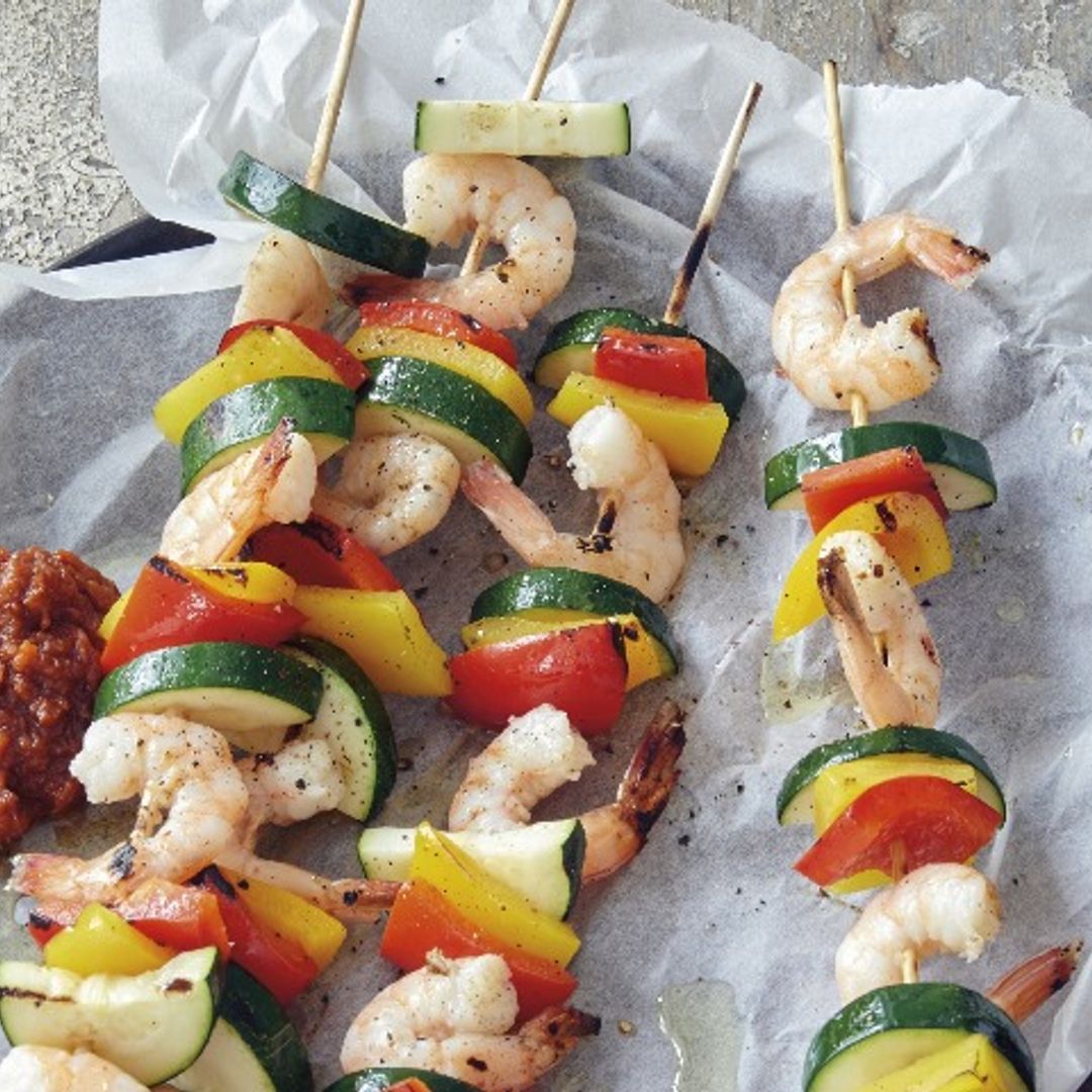 Brochetas de gambas y verduras