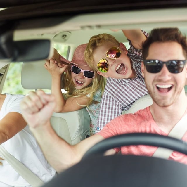 familia viajando en coche de vacaciones 