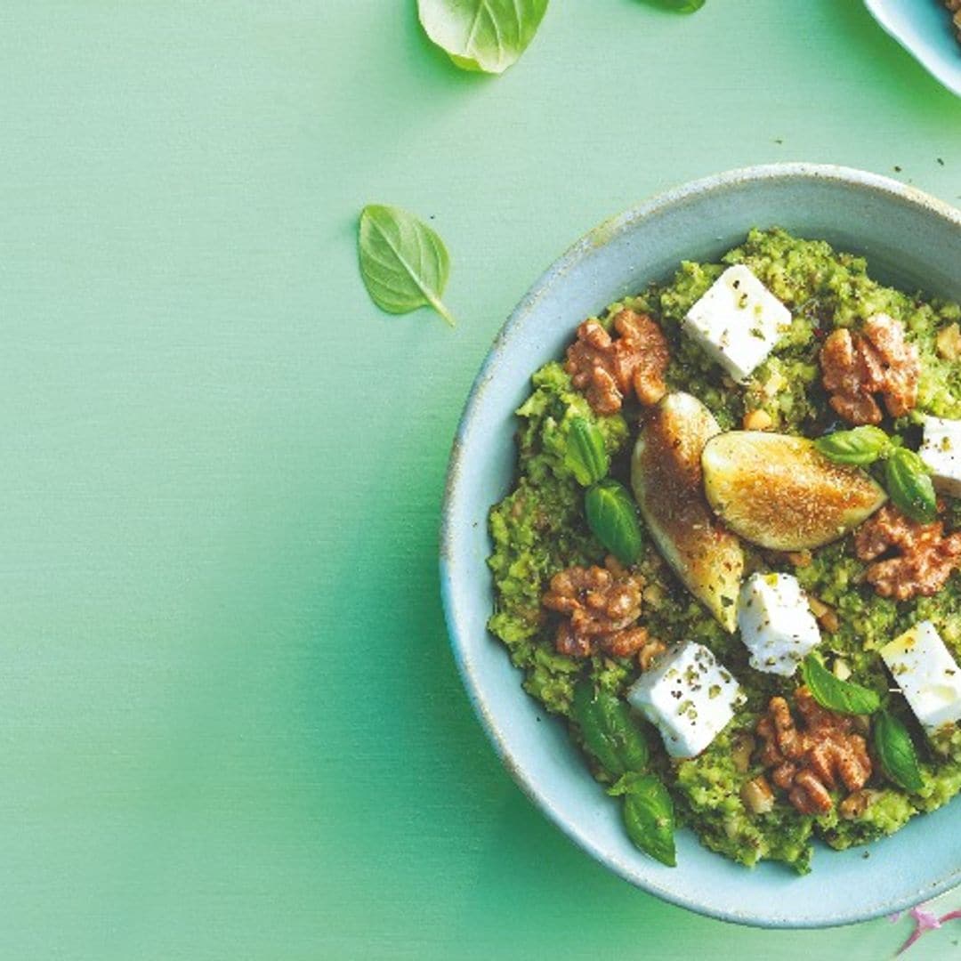 Falso arroz de brócoli y nueces con queso feta e higos