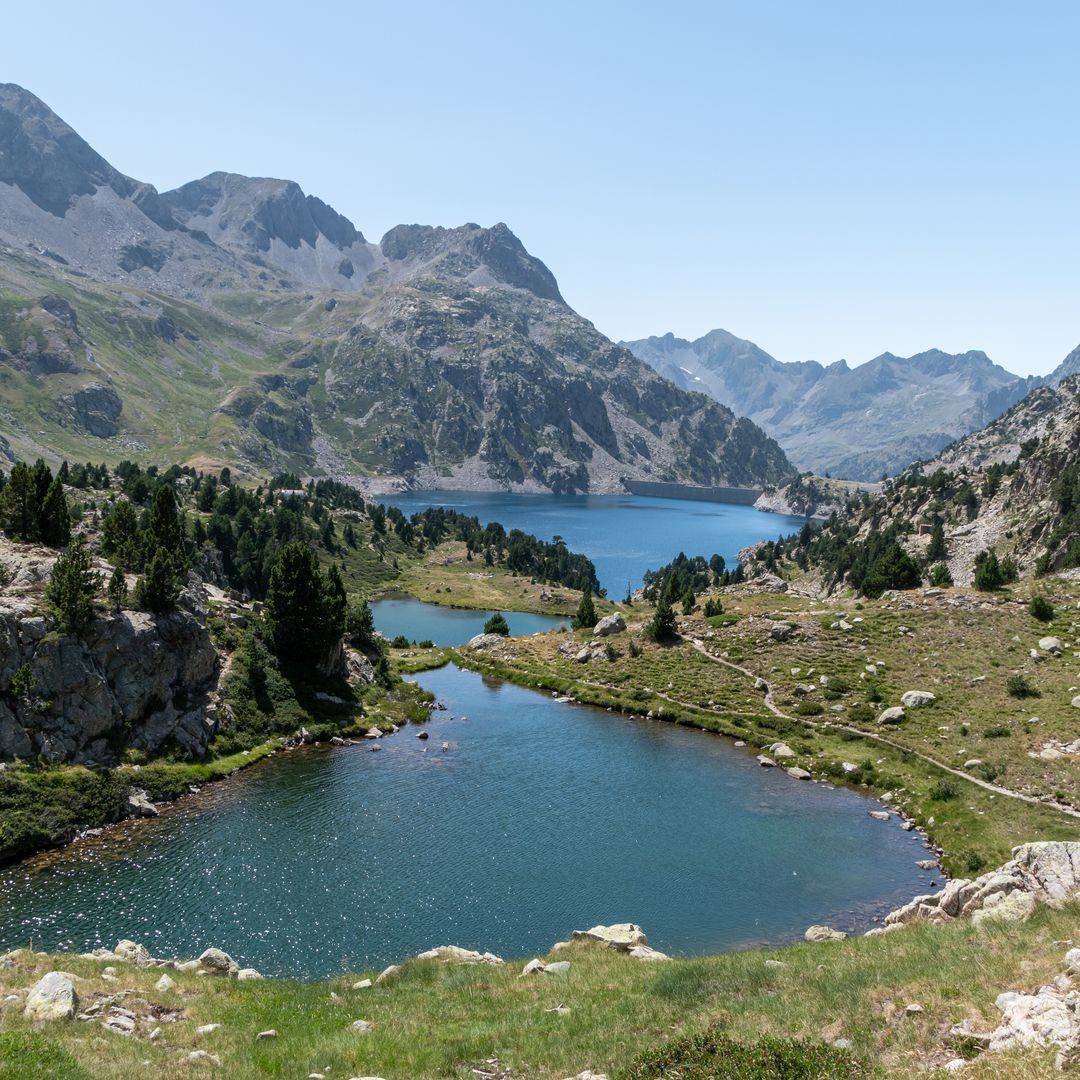 El ibón de Respomuso, un lago glaciar rodeado de picos pirenaicos.