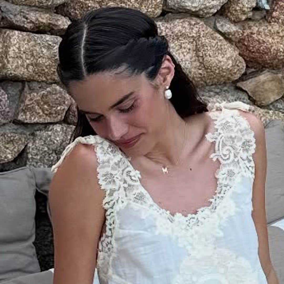 Sara Sampaio con minivestido blanco y semirrecogido en Cerdeña
