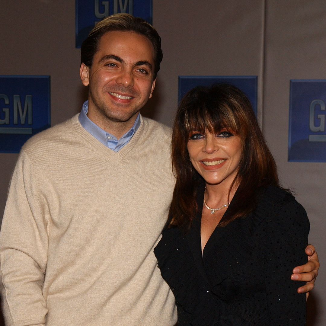 Cristian Castro responde a la preocupación por su madre, quien apareció con oxígeno durante su graduación