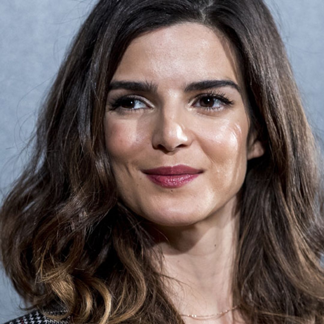 Clara Lago desvela la alternativa a la camisa blanca para llevar con traje