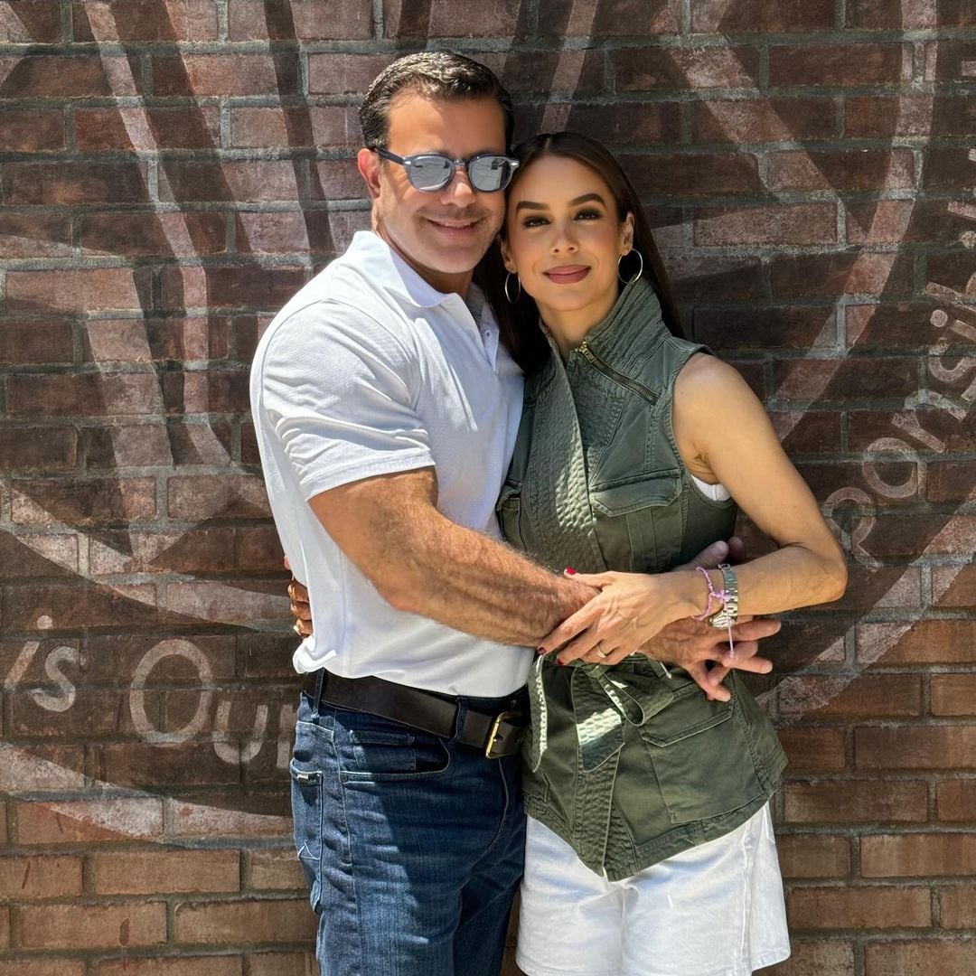 Con un romántico posado, Eduardo Capetillo y Biby Gaytán celebran 30 años de casados