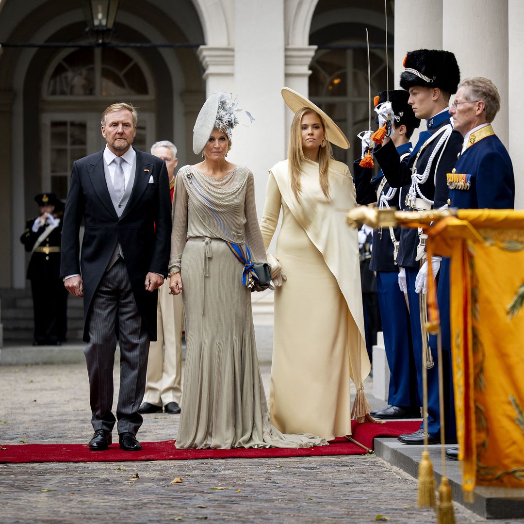 La reina Máxima fascina en el Día del Príncipe con su vestido de cuentas de vidrio y tocado de plumas