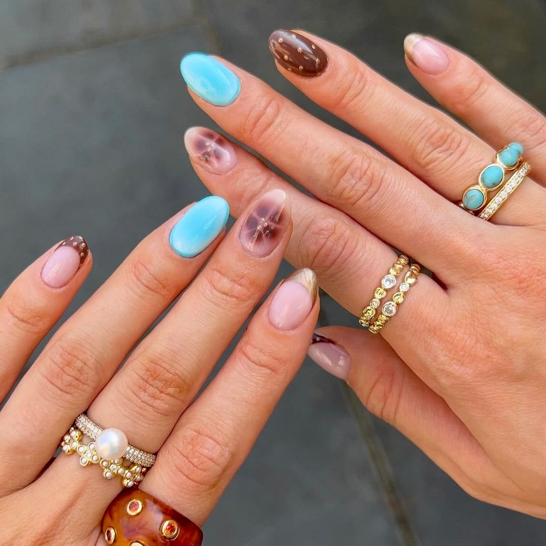 3 colores de uñas que me ha recomendado mi manicurista para ir a la playa este verano 2026
