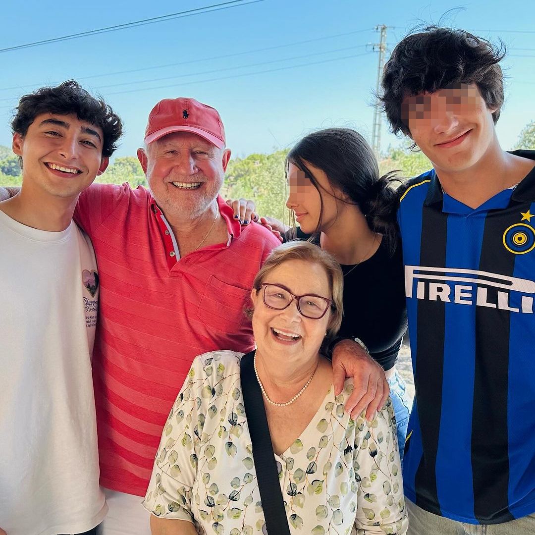 Nuria Roca, orgullosa de sus padres, Ene y Alfredo, y de sus tres hijos, Juan, Pau y Olivia. Valencia. Junio de 2024