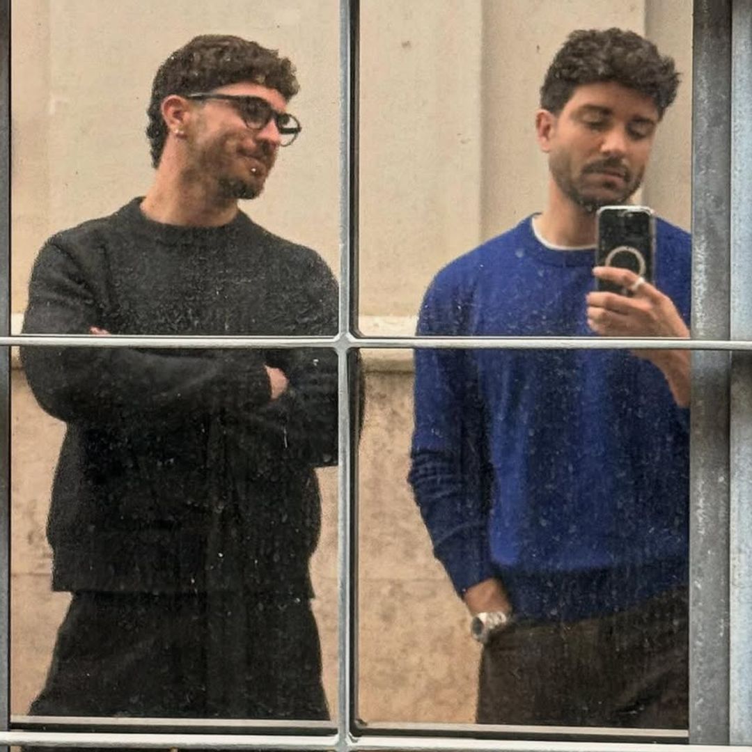 Pablo Alborán rompe su regla de oro y presume de su novio, Juan Sesma, en Lisboa: "Hasta las trancas"