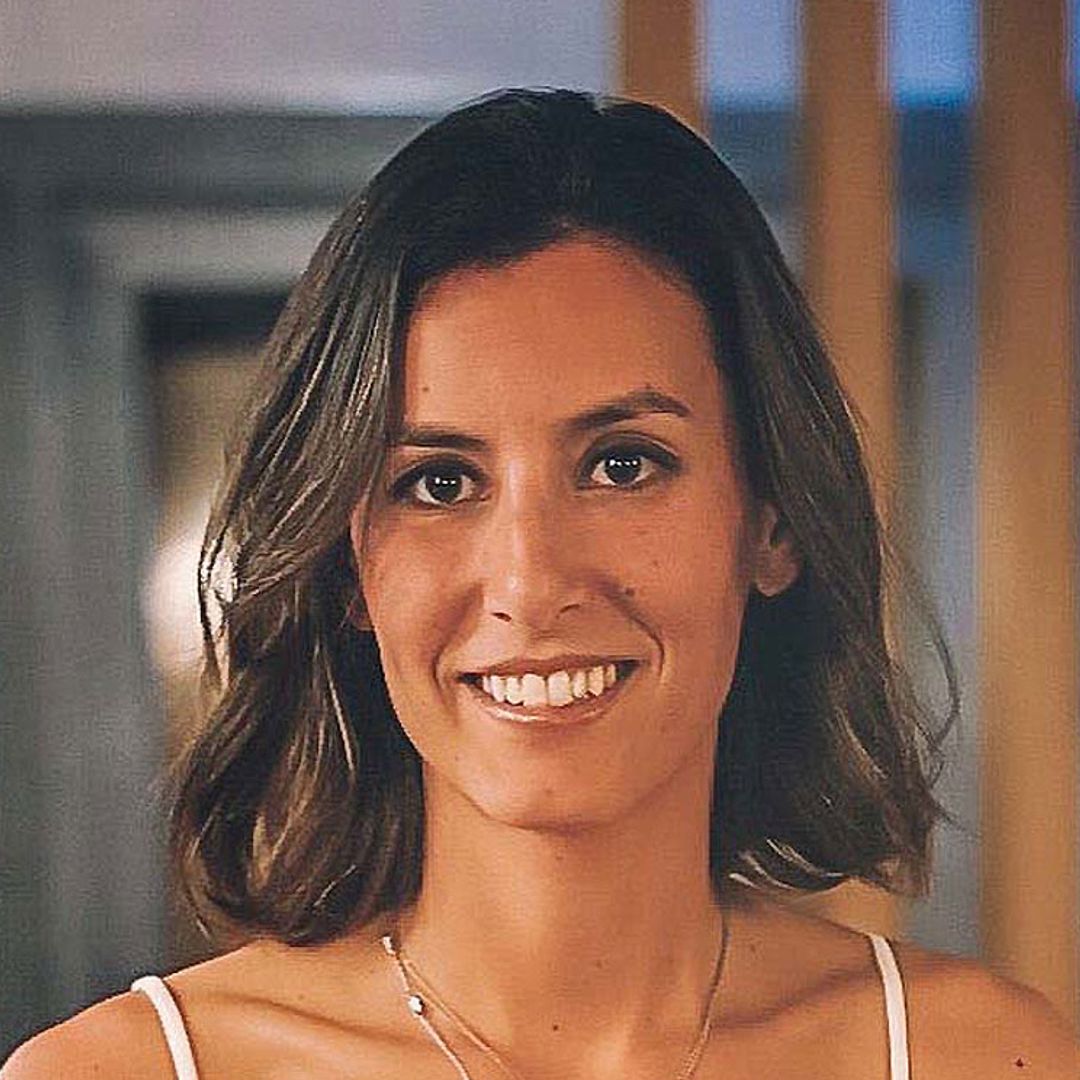 Ana Boyer muestra su faceta más solidaria en una playa de Qatar