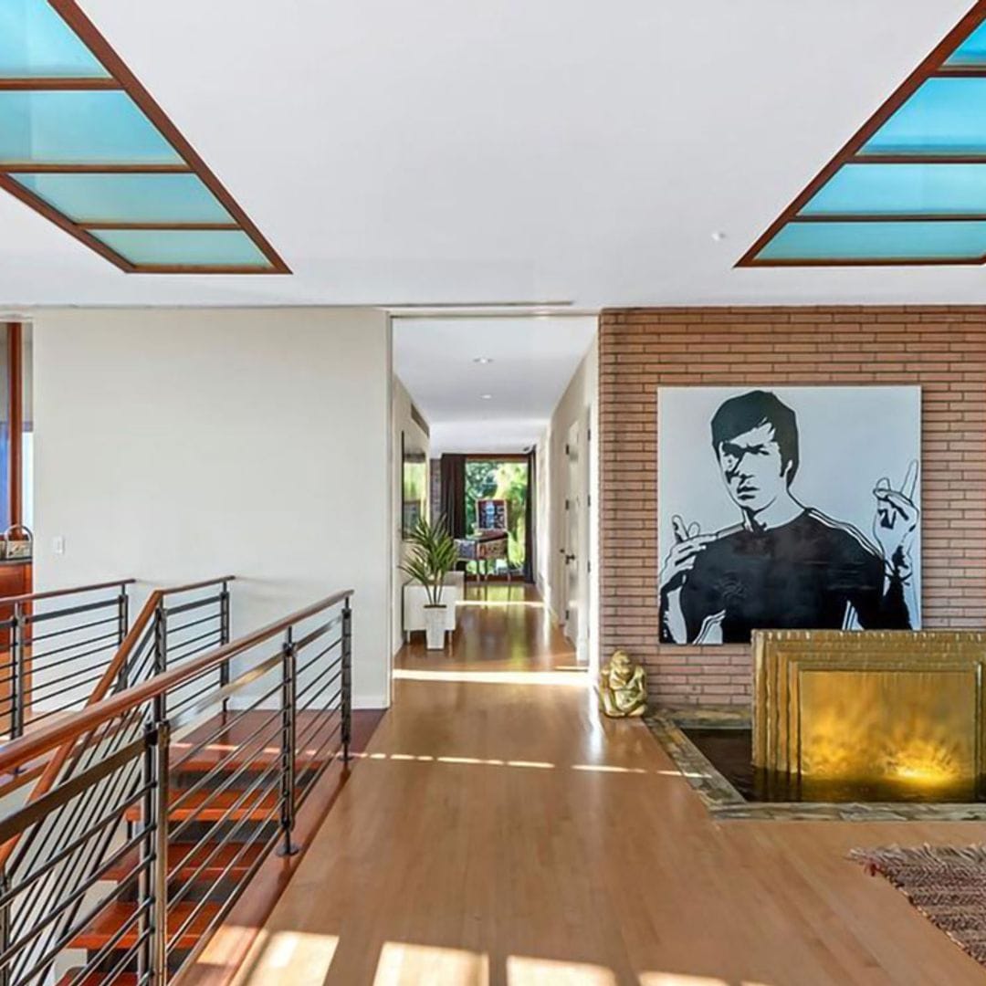Cuatro habitaciones, cinco baños, una piscina con cascada... Así es la casa de Zac Efron