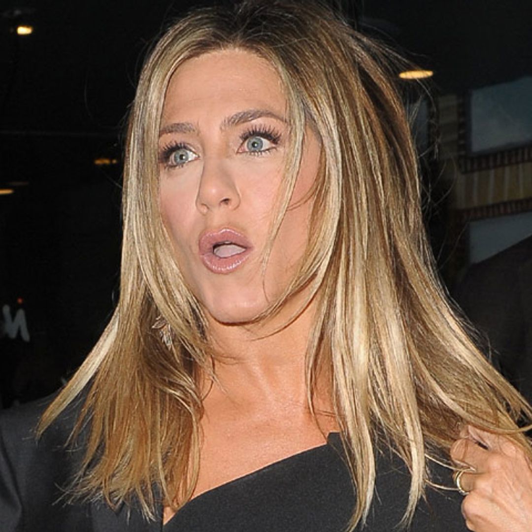 Jennifer Aniston se olvida de quitarle la etiqueta a su abrigo: 'Lo más triste es que me lo he puesto cuatro veces'