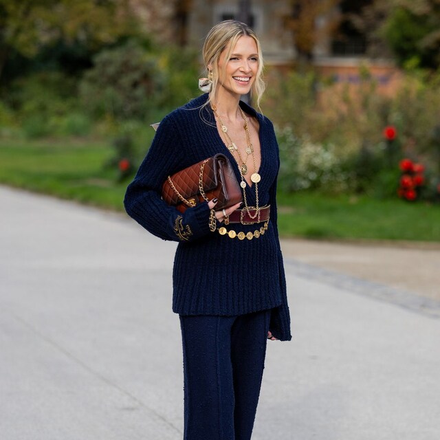 Helena Bordon lleva cinta de pelo con logo de punto azul marino, bolso marrón, botas de ante en gris fuera de Chanel durante Womenswear Primavera/Verano 2025 como parte de la Semana de la Moda de París el 01 de octubre de 2024 en París, Francia. 