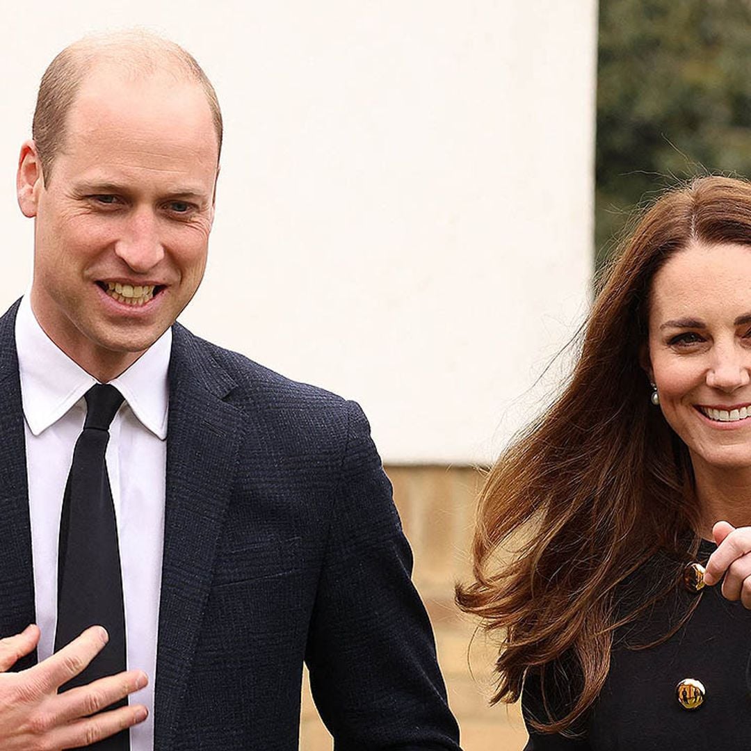 Los duques de Cambridge, de luto, homenajean al duque de Edimburgo en su vuelta al trabajo