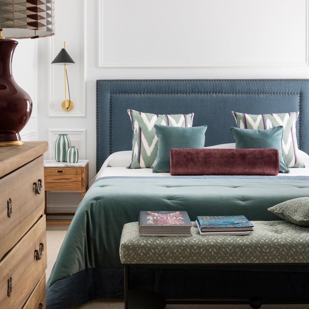 Más allá del blanco y el beige: 10 colores elegantes y relajantes para transformar el dormitorio