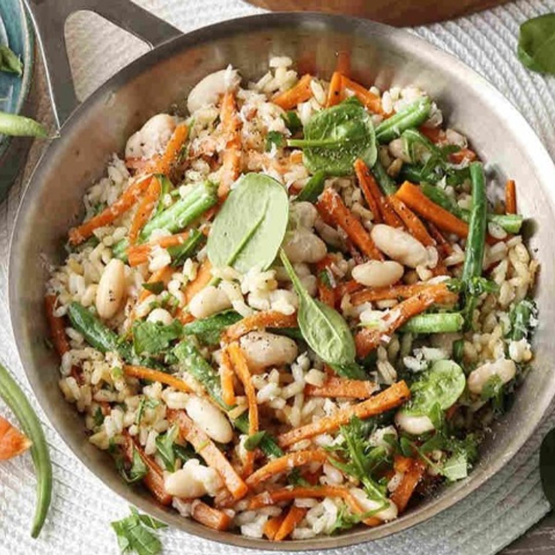 Arroz salteado con verduras, judías blancas y queso