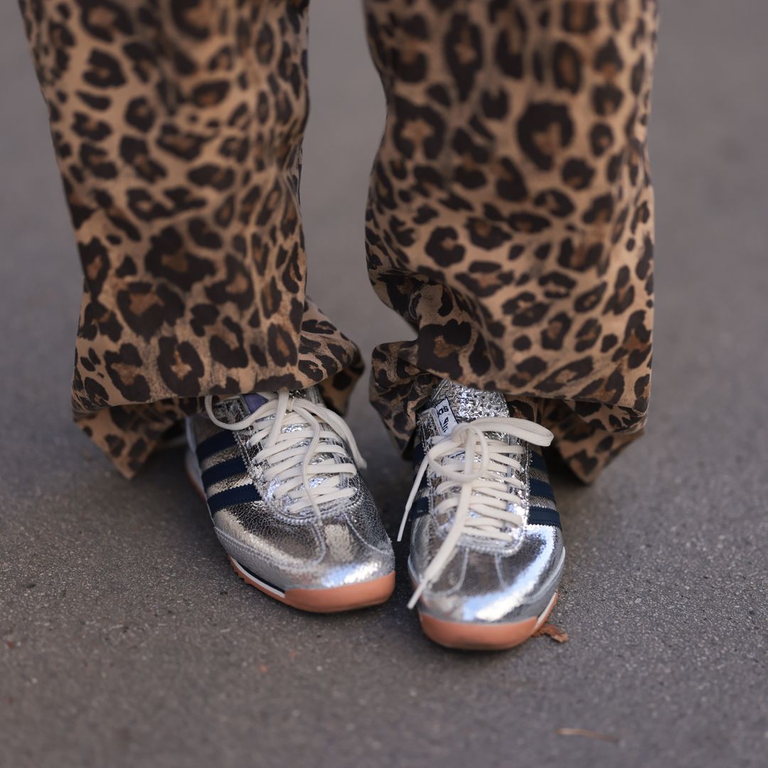 Zapatillas plateadas: la tendencia favorita de las expertas en moda que necesitas 