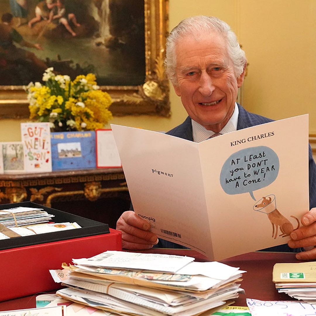 La emoción de Carlos III leyendo las cartas de sus compatriotas que lo animan durante su enfermedad