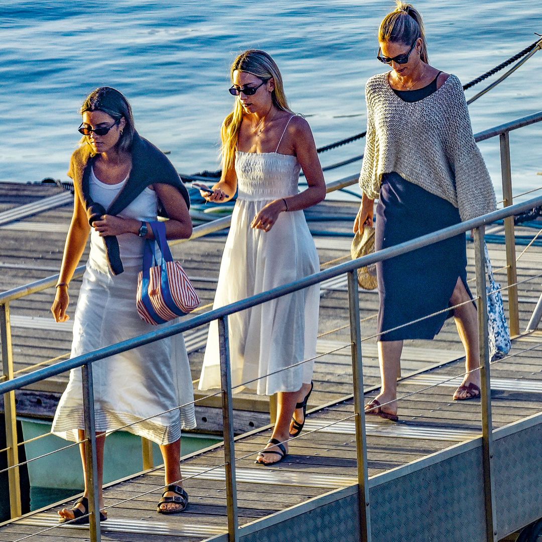 Helene Svedin junto a dos de sus tres hijas: Daniela, de 25 años, y Stella, de 20, dispuestas a embarcar en el fabuloso yate con el que surcaron las aguas del Atlántico