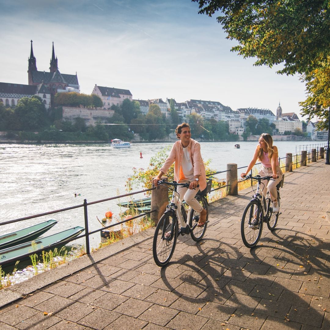 En bicicleta por las orillas del Rin, Basilea, Suiza