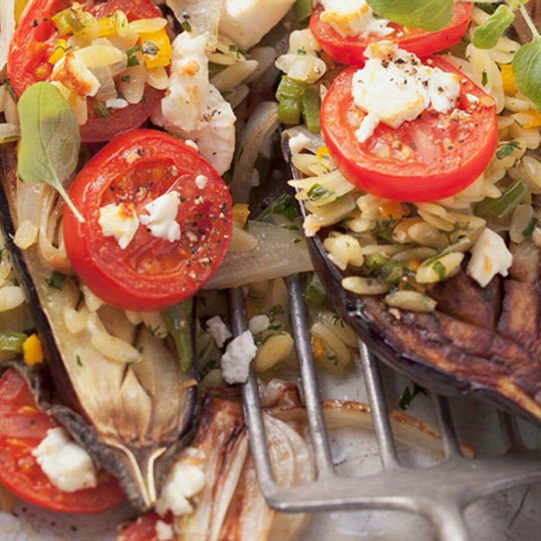 Berenjenas rellenas de orzo, tomate y queso feta