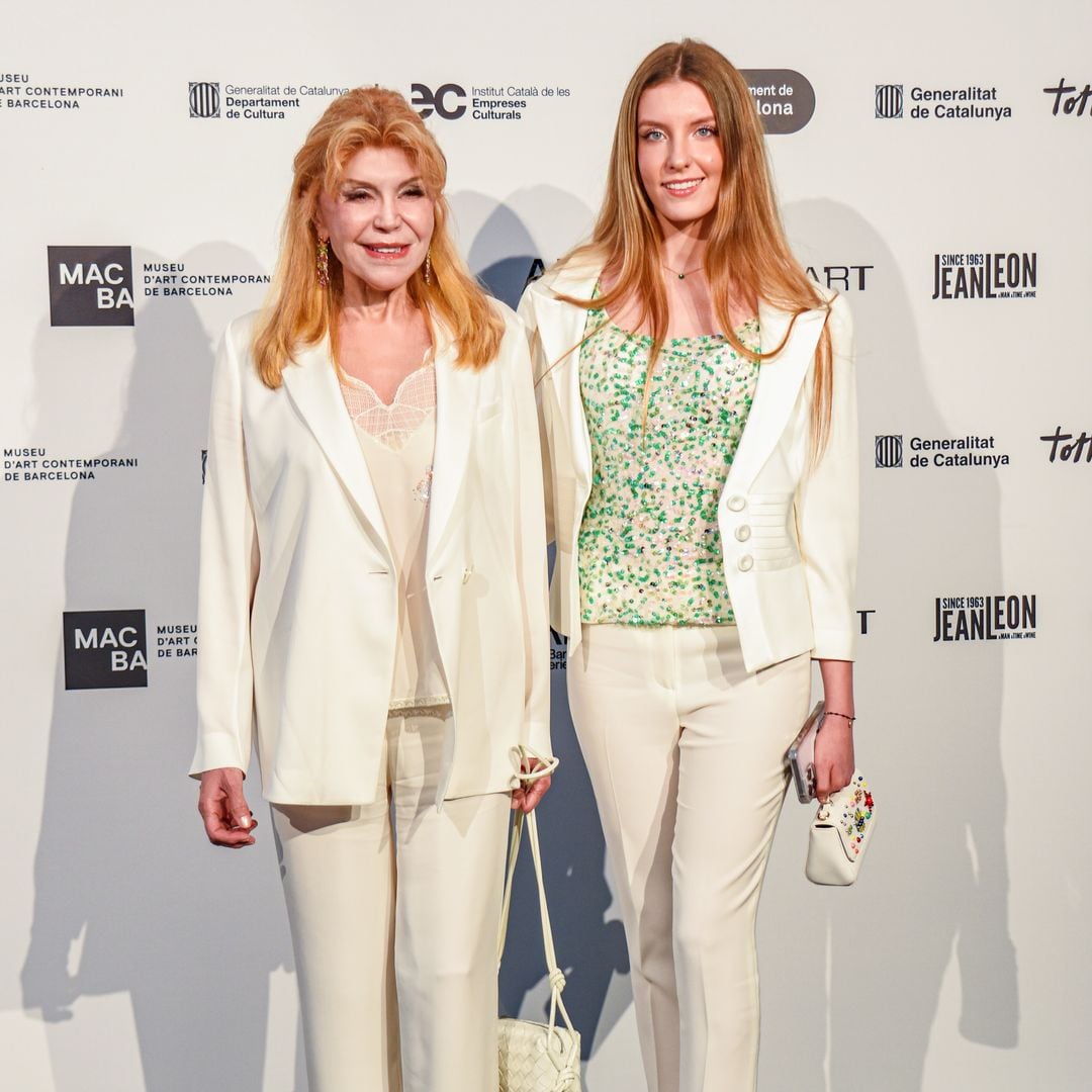 La complicidad estilística de la baronesa Thyssen y su hija Carmen: sus looks a juego para recibir un premio en Barcelona