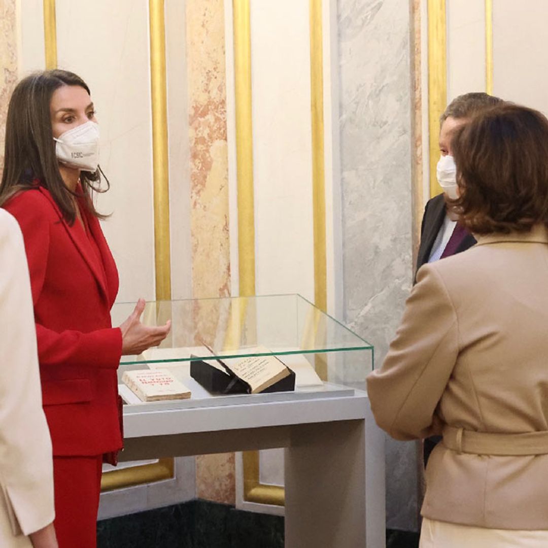 La reina Letizia, muy interesada sobre la obra de Clara Campoamor durante su homenaje en el Congreso