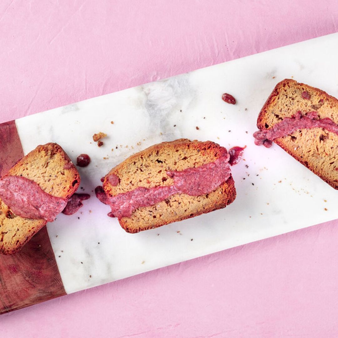 Bizcocho de semillas de amapola con salsa de chocolate rosa