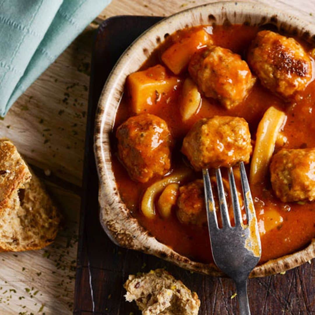 Albóndigas con sepia y salsa de tomate