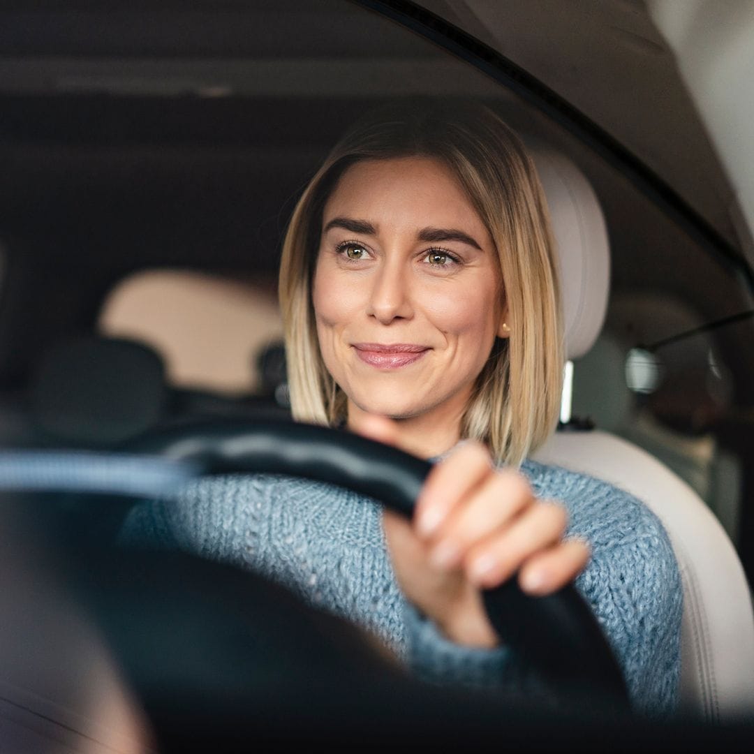 La DGT sorprende con esta nueva pegatina azul que cambiará el tráfico en las ciudades
