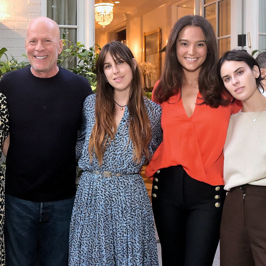 El matrimonio posa junto a Demi Moore y las tres hijas que el actor tuvo con la actriz: Rumer, Scout y Tallulah, una muestra de la inquebrantable unión de su familia ensamblada