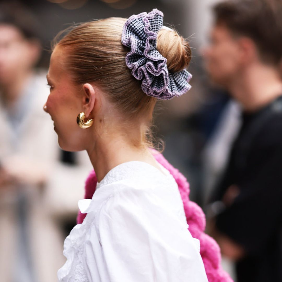 12 ideas de peinados con accesorios para las invitadas mejor vestidas