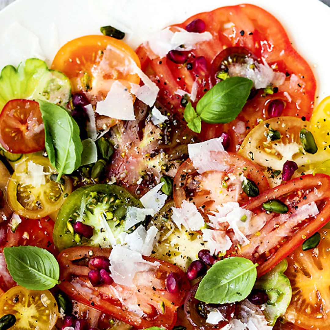 Ensalada de tomates con albahaca y pistachos