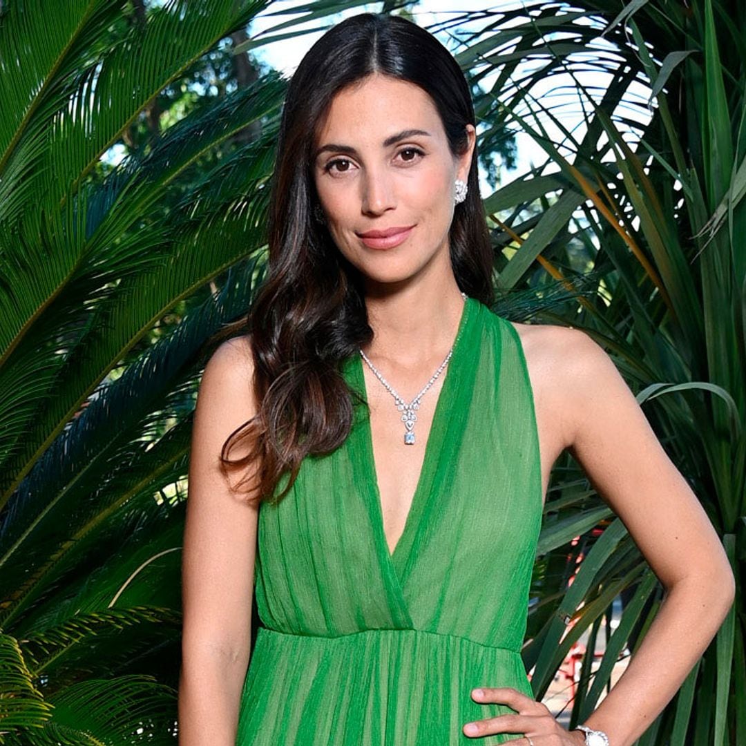 Sassa de Osma muestra el look estrella de la primavera: vestido camisero con estampado geométrico y ‘slippers’