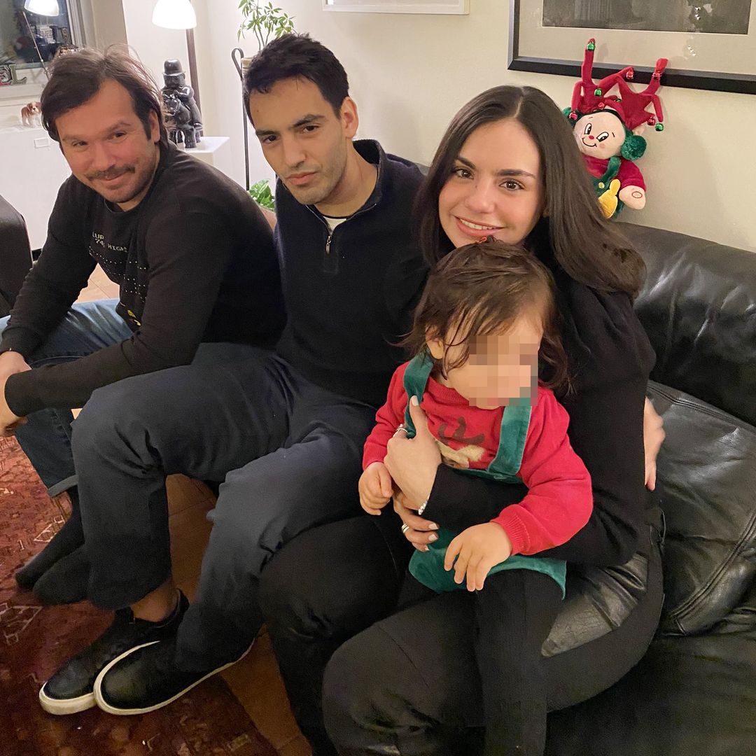 'Mis tres hijos y nieto', publicó Susana Abad junto a esta foto en la que aparecen Julio, Leandro y Aitana celebrando la Navidad con el más pequeño de la casa