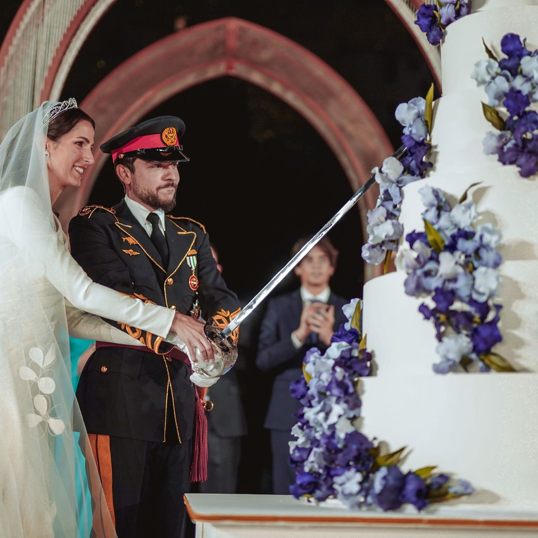 Así fue la boda de 'las mil y una noches' de Hussein y Rawja: el cambio de vestido de la novia, una tarta de siete pisos y el debut de dos Princesas