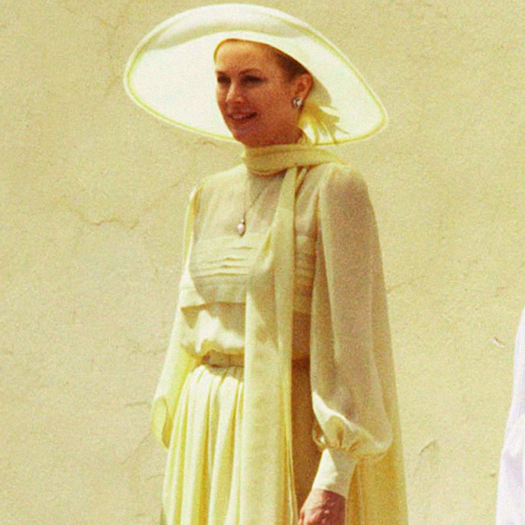 Recordamos el look de Grace Kelly en la boda de su hija Carolina: "Llevar tocado y un look monocromático fue de una modernidad absoluta"