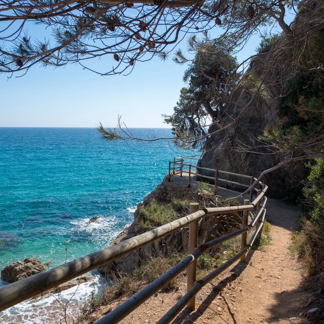 Camino de ronda por el entorno de la playa de Cala Pola, Tossa de Mar, Costa Brava
