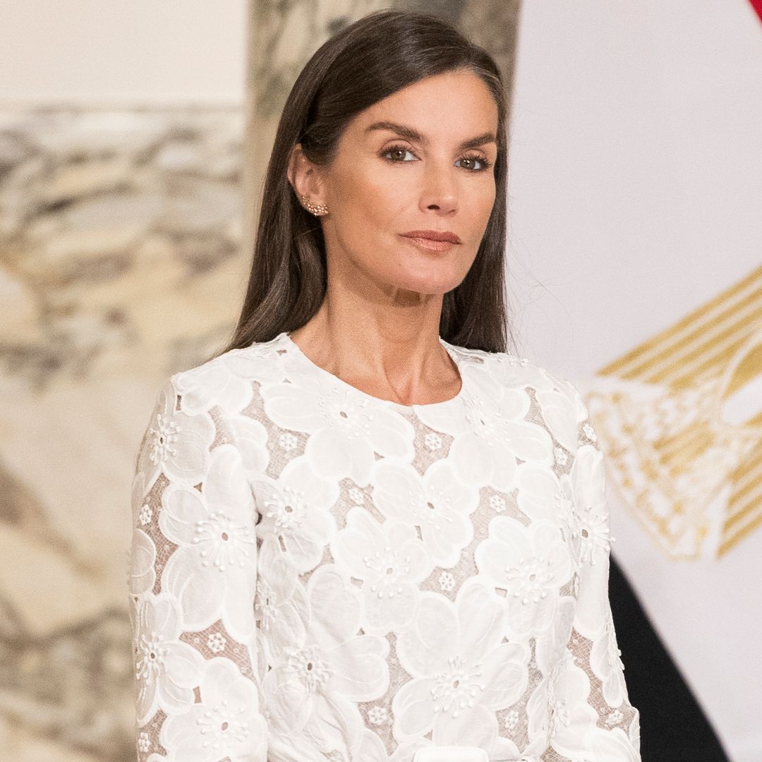 Se cumple un año de los grandes estrenos de la reina Letizia en Egipto: tres vestidos de invitada, una chaqueta sahariana y unos pendientes artesanales