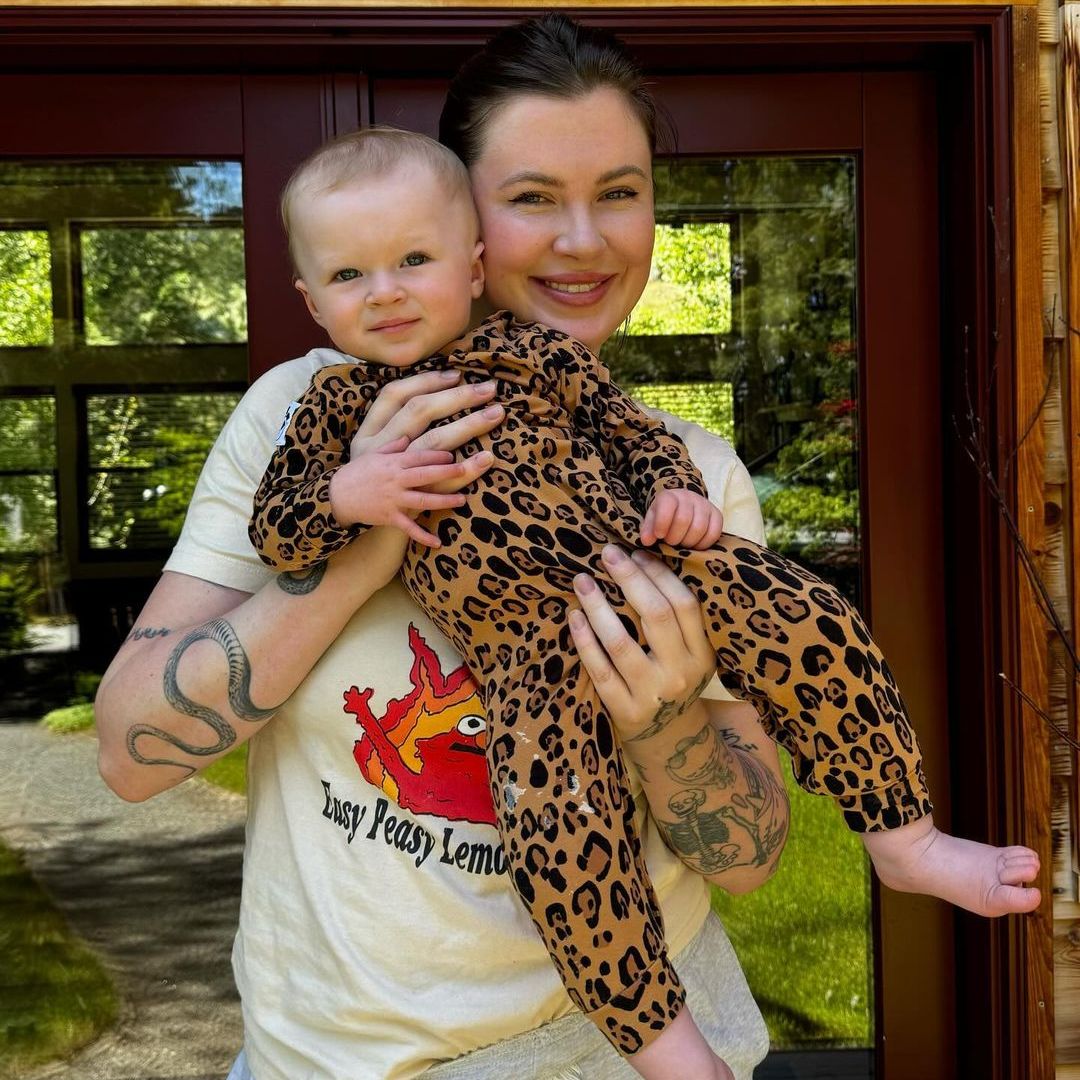 La hija de Ireland Baldwin conoce a sus siete tíos... y ¡son casi tan pequeños como ella!
