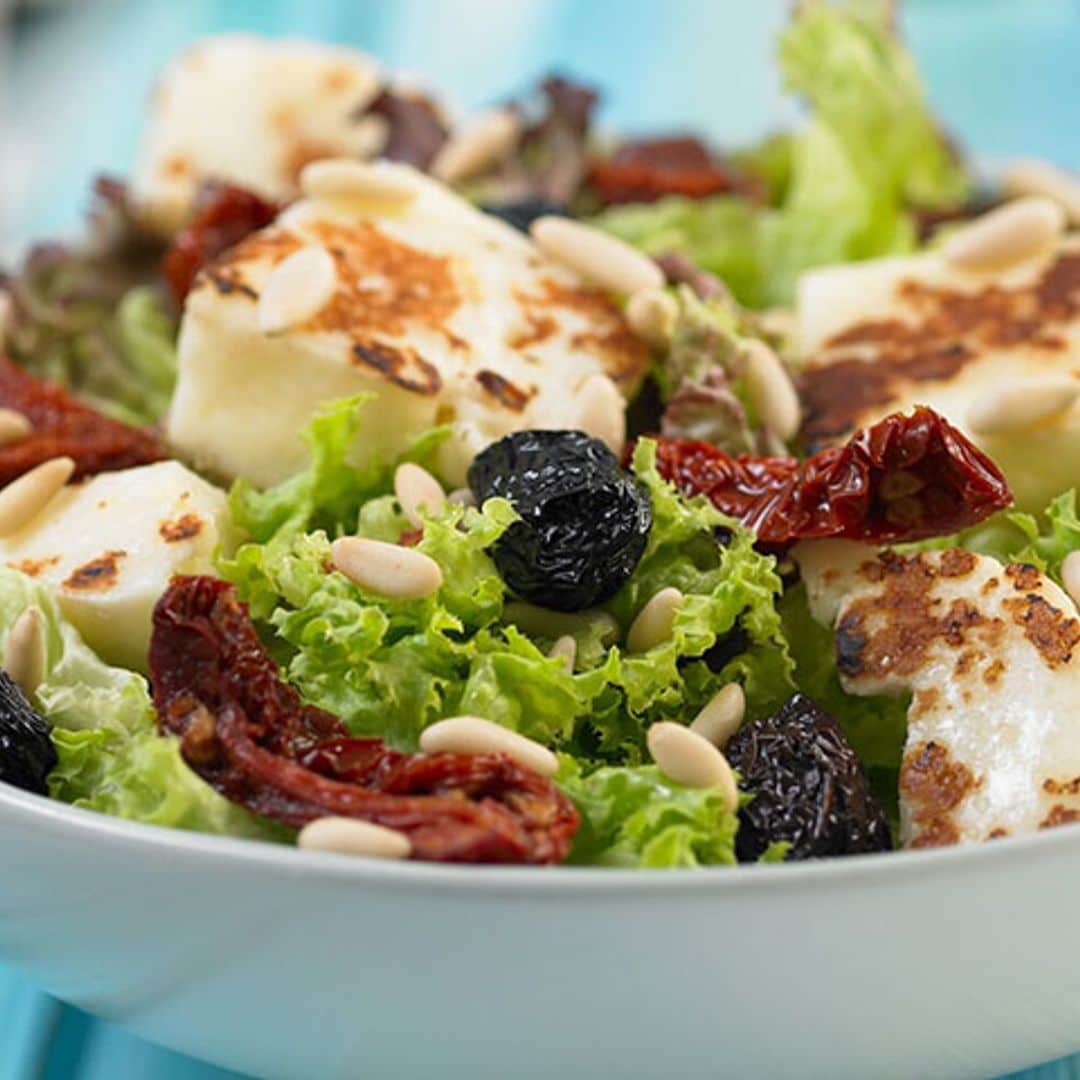 Ensalada de queso 'Halloumi', tomates secos y vinagreta de piñones